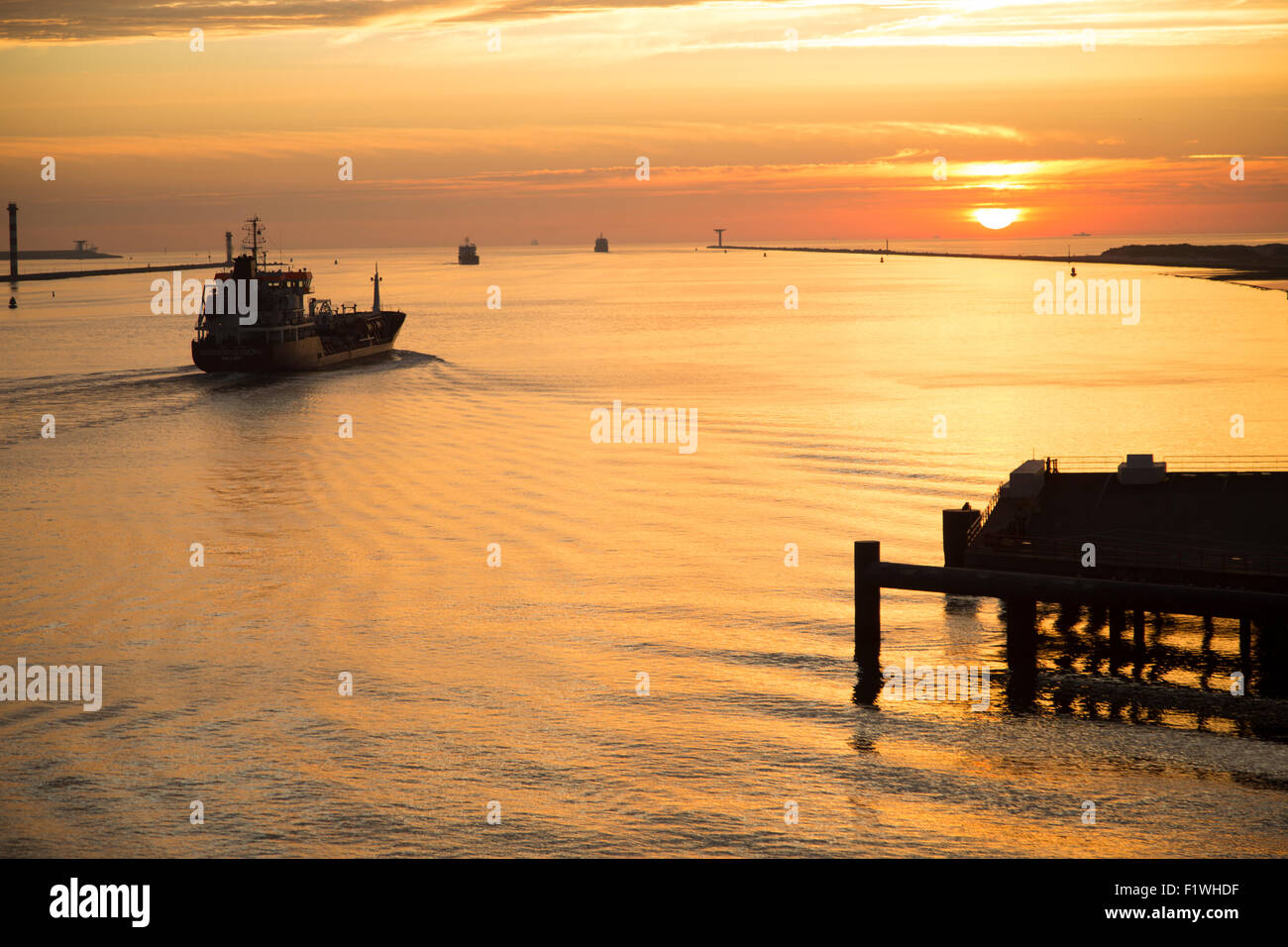 Arancione tramonto paesaggio bagliore nuvole acqua, Mare del Nord la spedizione, porto di Rotterdam, gancio di Holland, Paesi Bassi Foto Stock