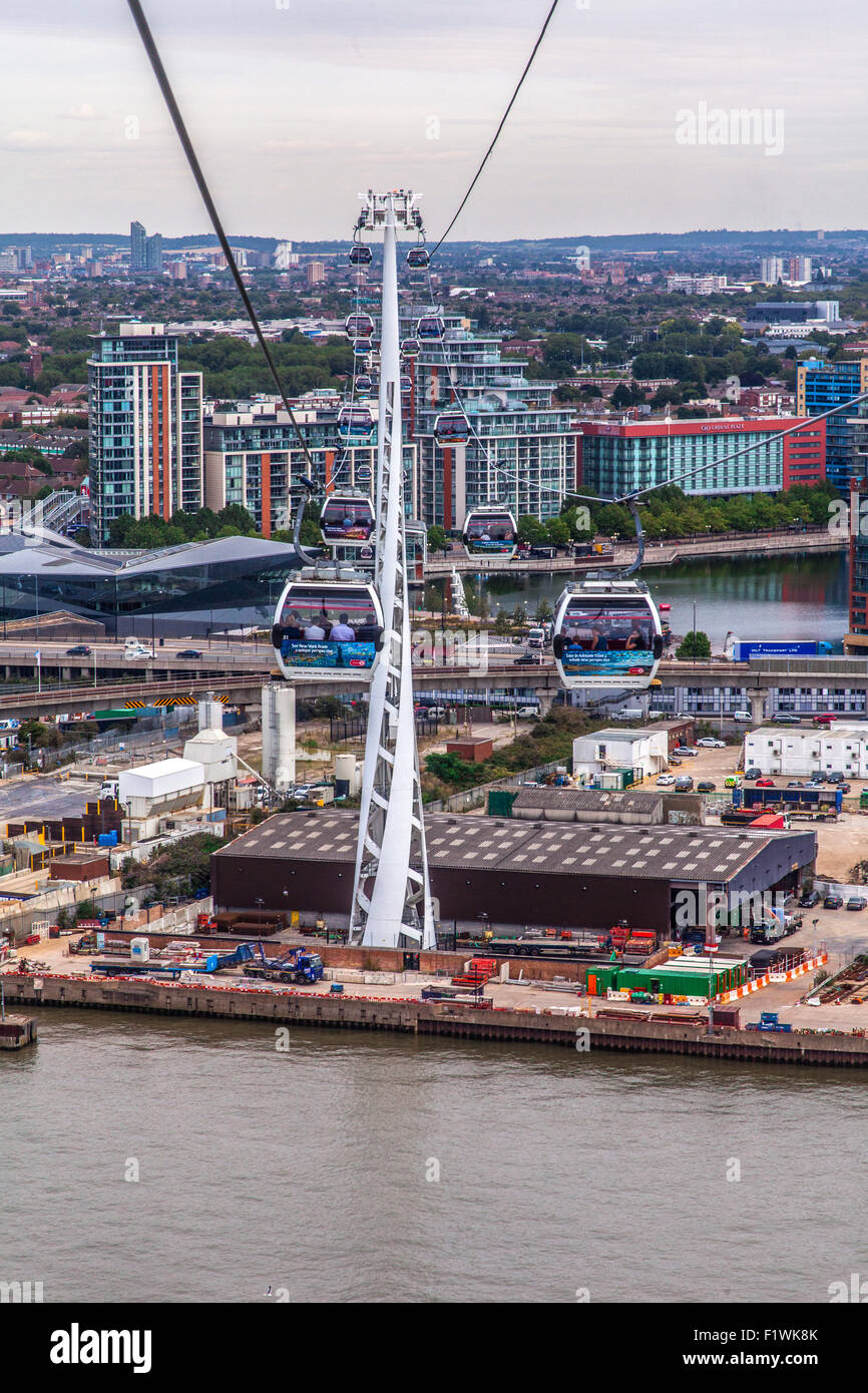 Emirates Air Line funivia attraversando il fiume Tamigi da North Greenwich al Royal Victoria Dock, Londra, Inghilterra, Regno Unito Foto Stock
