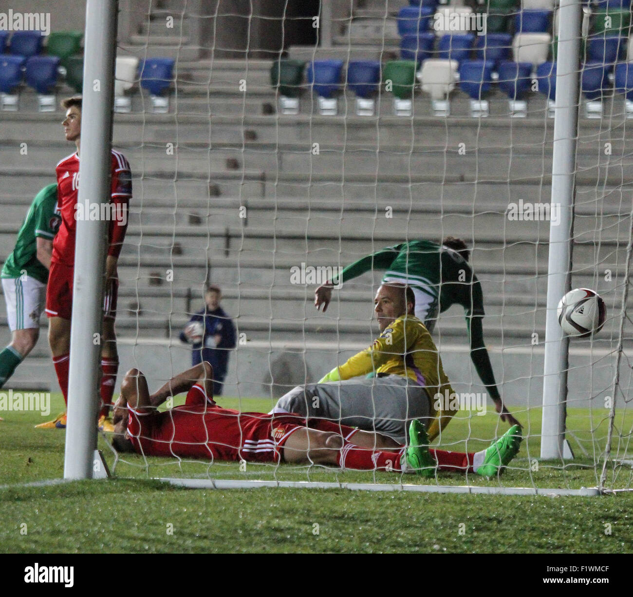 Windsor Park, Belfast, Regno Unito. Il 7 settembre, 2015. Irlanda del Nord il riscontro Kyle Lafferty ottiene ai suoi piedi dopo aver segnato un equalizzatore tardiva contro l'Ungheria. David Hunter/Alamy Live News. Foto Stock