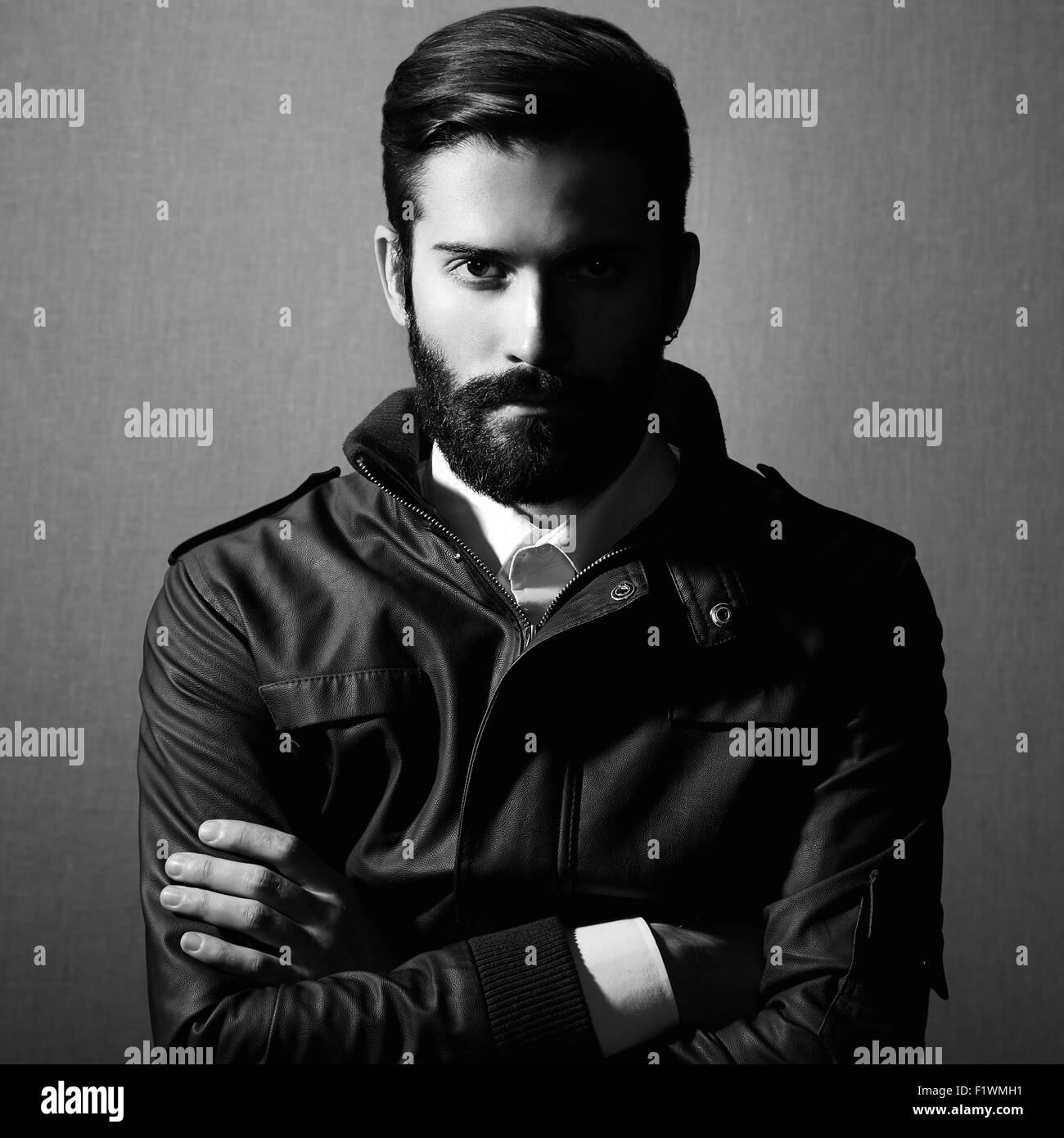 Ritratto di uomo bello con la barba. Foto di moda. Foto in bianco e nero Foto Stock