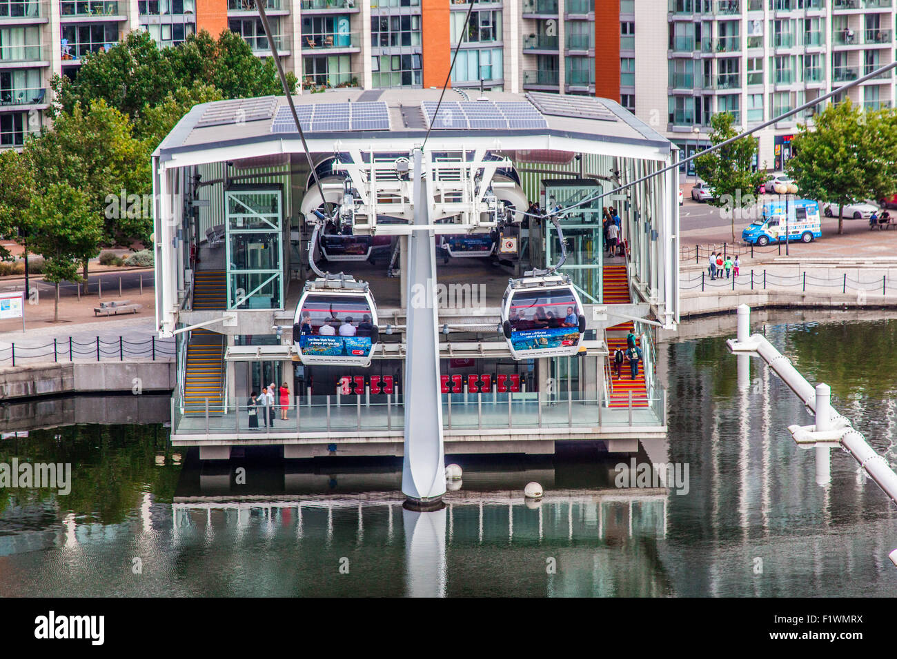 Emirates Air Line funivie giro attraverso il Fiume Tamigi da North Greenwich al Royal Victoria Dock, Londra, Inghilterra, Regno Unito Foto Stock