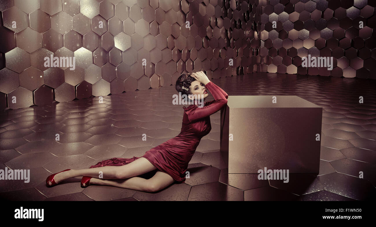 Favoloso lady in shiny golden room Foto Stock