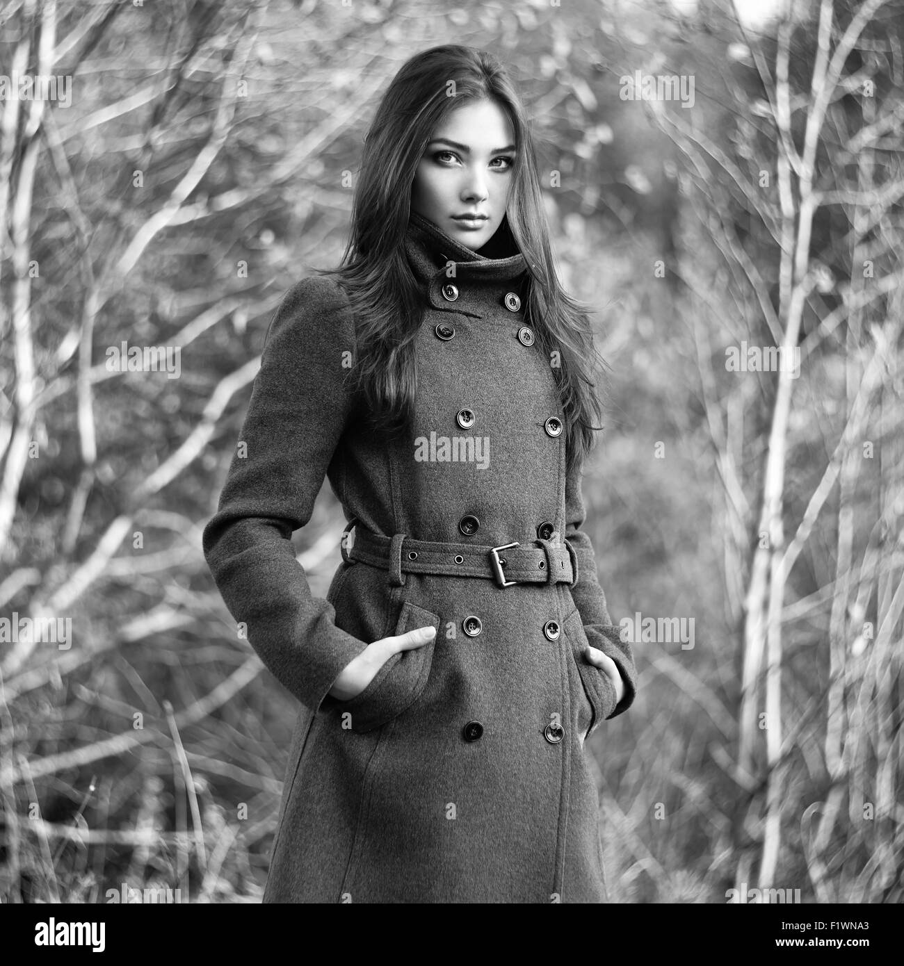 Ritratto di giovane donna bella in autunno cappotto. Foto di moda. In bianco  e nero Foto stock - Alamy