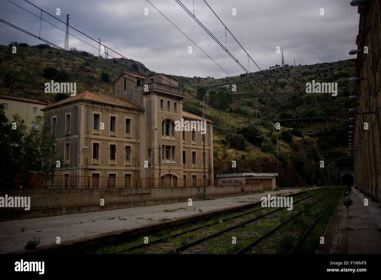 Vista di un edificio in disuso accanto alla stazione ferroviaria di Portbou. Foto Stock