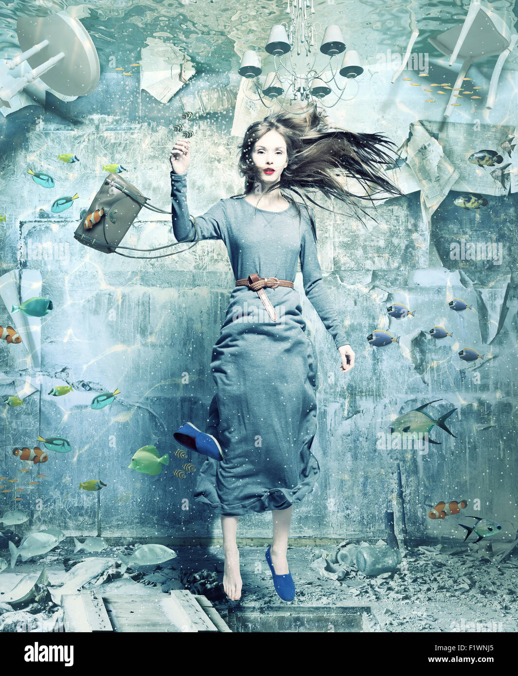 Una donna graziosa sott'acqua nell'invaso interno. concetto creativo Foto Stock