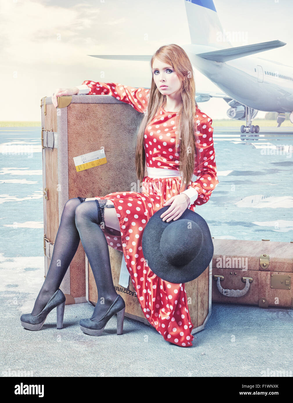 La giovane e bella donna, in attesa su i bagagli in un aeroporto. Foto Stock
