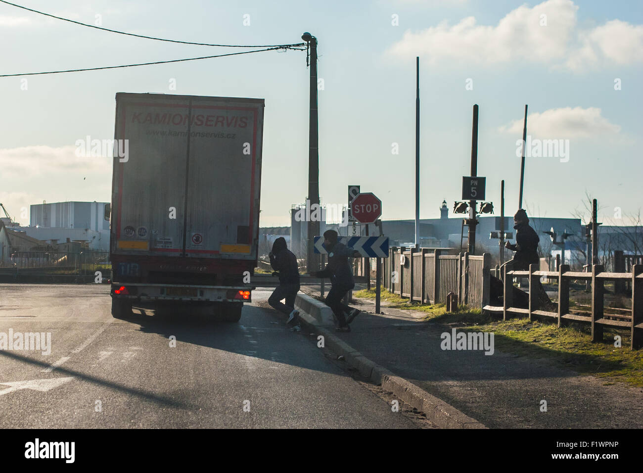 Candide foto di immigrati illegali cercando di rompere in in un camion per raggiungere il Regno Unito. Calais, Francia Foto Stock