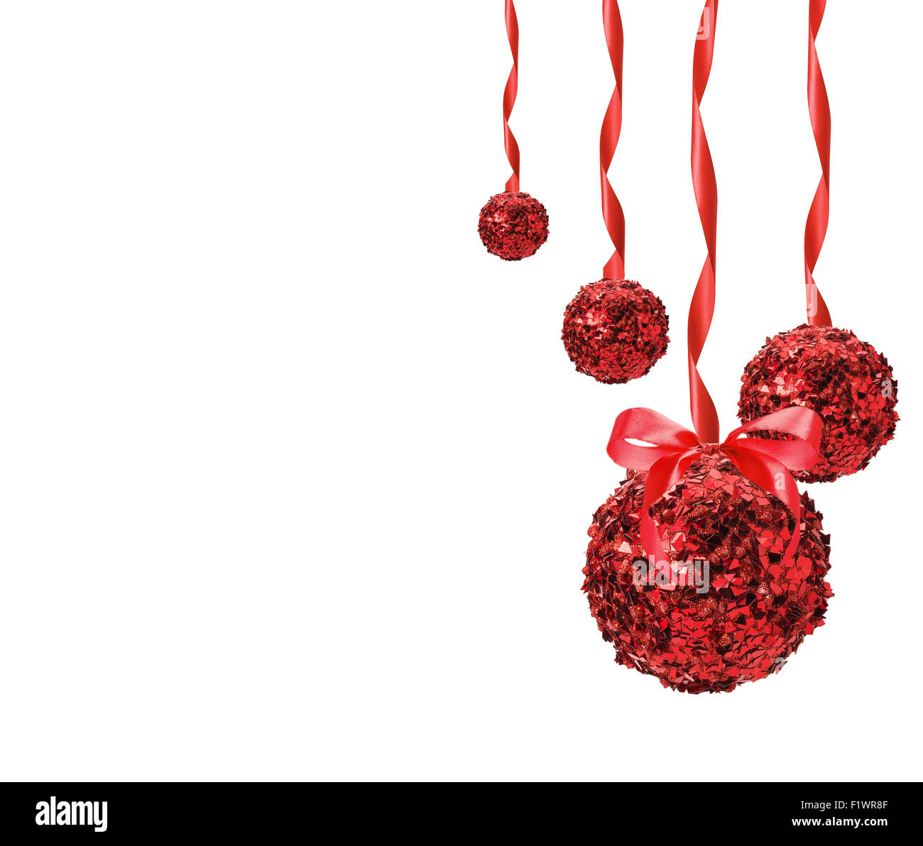 Rosso palle di Natale con bagliori isolati su uno sfondo bianco. Foto Stock