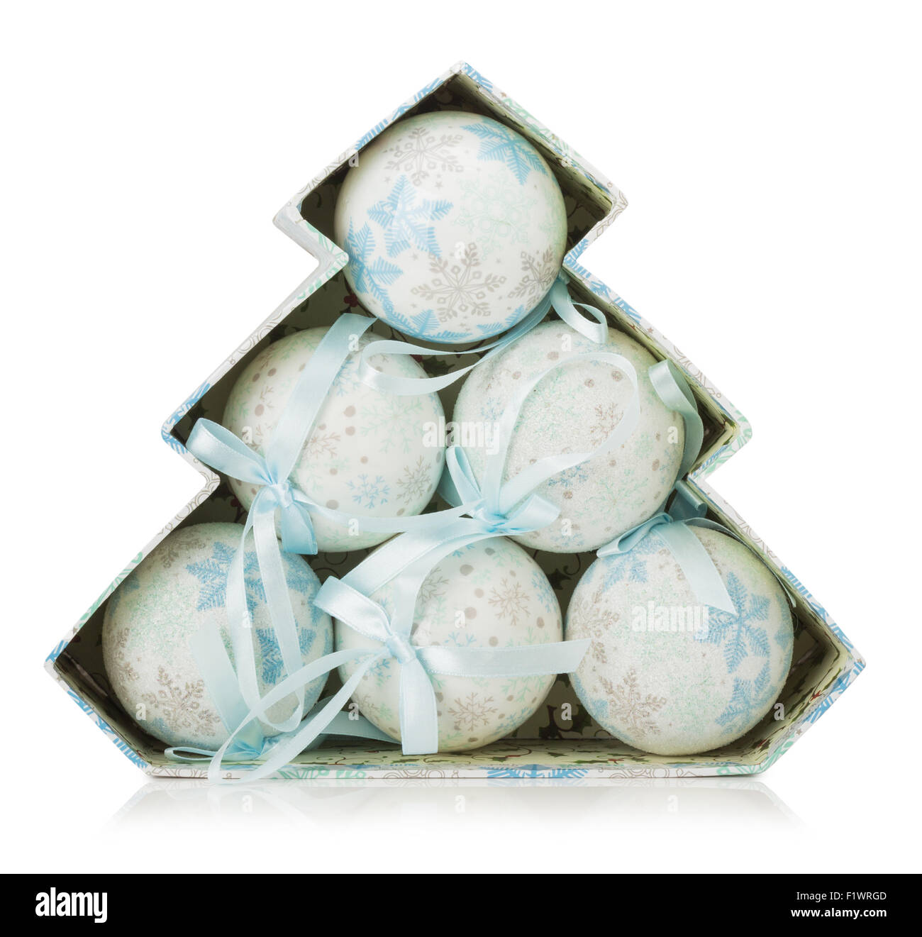 Bianco Natale sfere isolate su uno sfondo bianco. Foto Stock Bianco Natale sfere isolate su uno sfondo bianco. Foto Stock