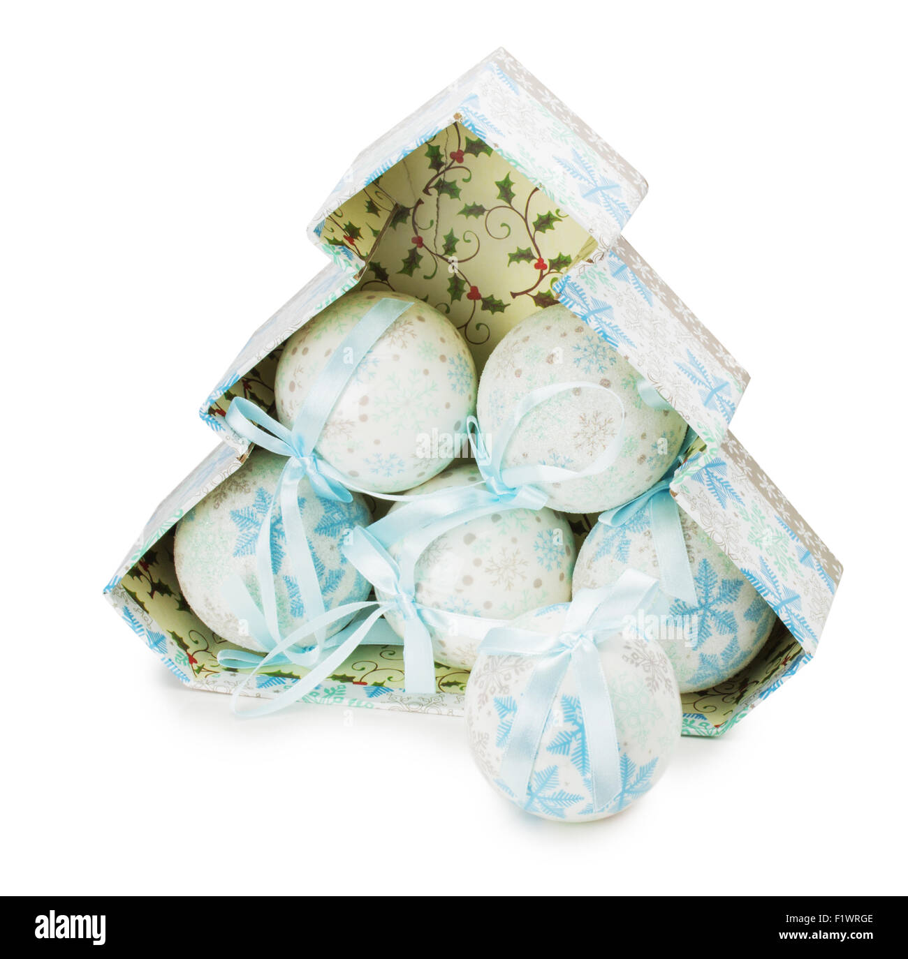 Bianco Natale sfere isolate su uno sfondo bianco. Foto Stock Bianco Natale sfere isolate su uno sfondo bianco. Foto Stock