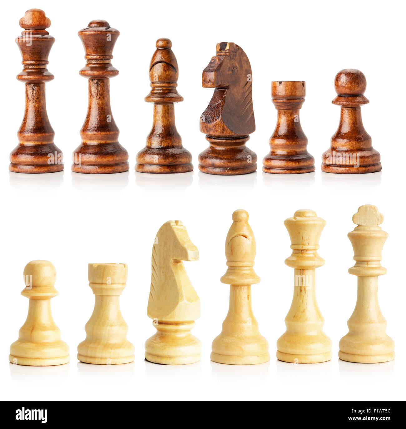 In bianco e nero a scacchi in legno isolato su uno sfondo bianco. Foto Stock