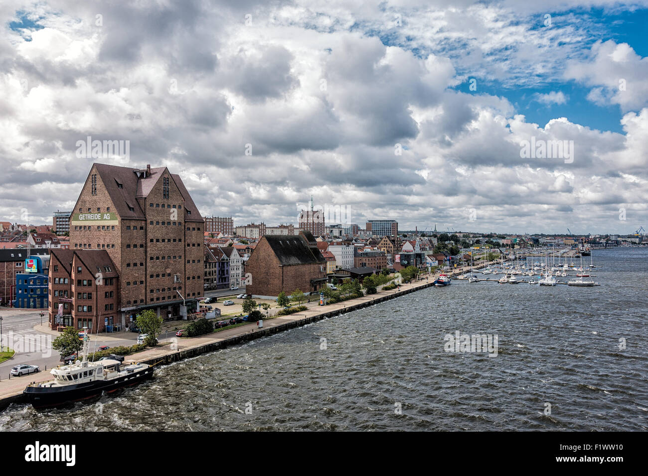 Vista verso il porto della città di Rostock (Germania) Foto Stock