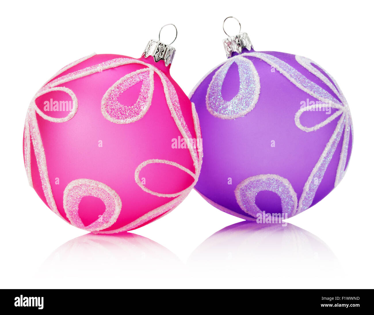 Rosa e viola le palle di Natale isolato su uno sfondo bianco. Foto Stock