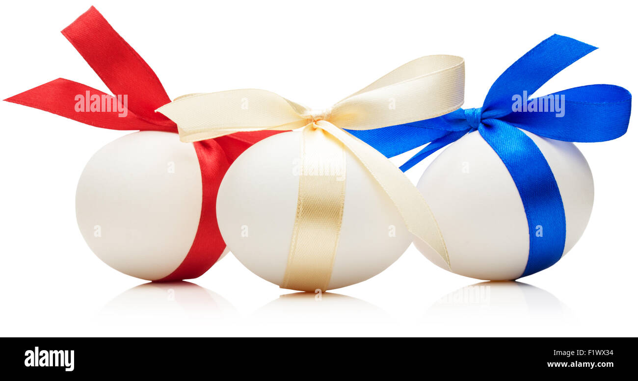Le uova di pasqua con archetti festosa isolati su sfondo bianco. Foto Stock