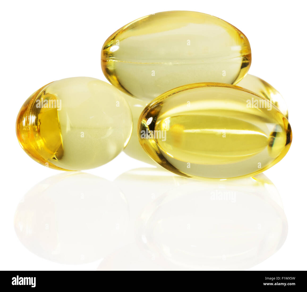 Pesce olio omega 3 capsule vitamina isolato sfondo bianco medicina sani giallo e pillola capsule isolati su sfondo bianco. Foto Stock