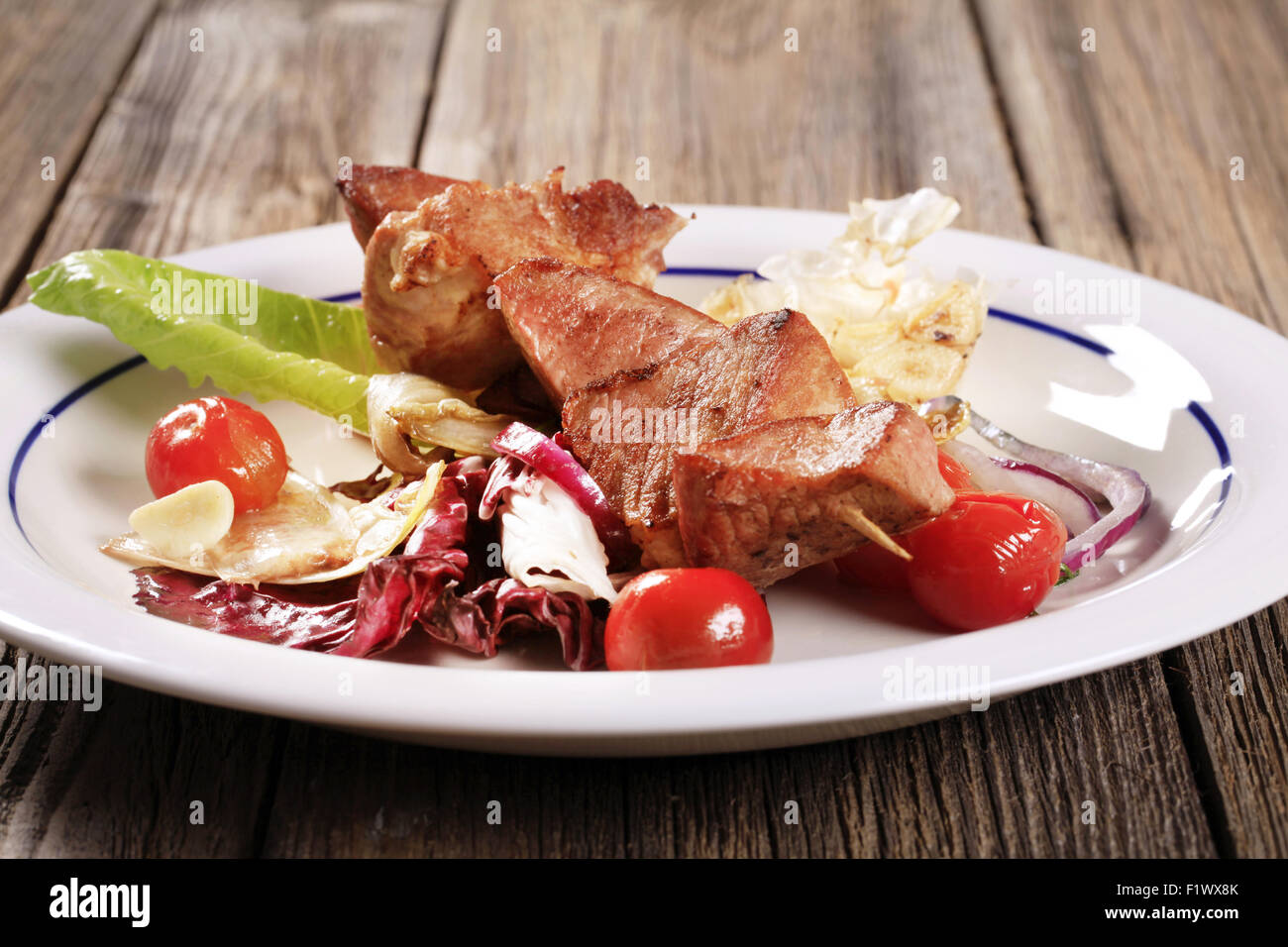 Arrosto di carne su uno spiedino e verdure Foto Stock