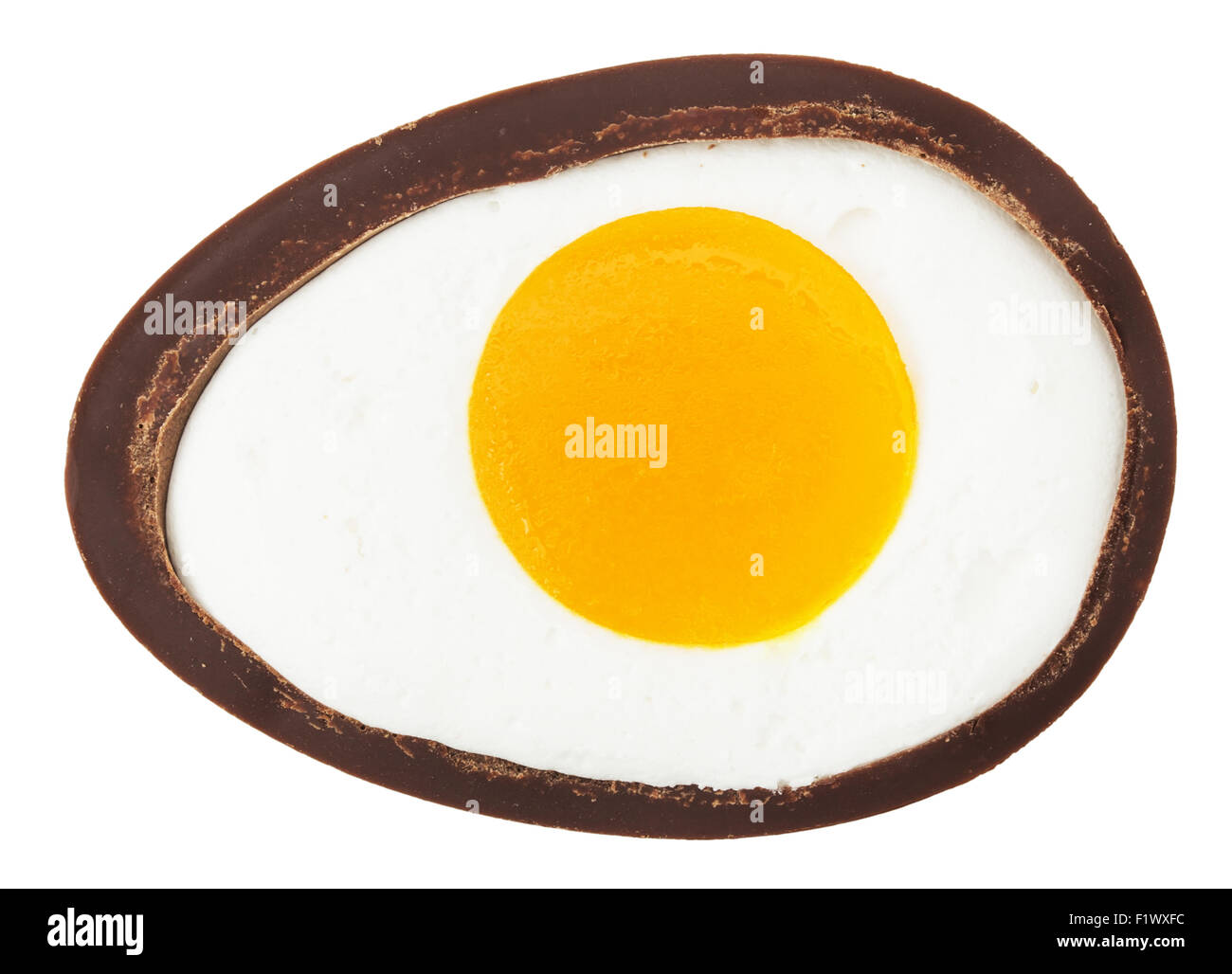 Metà di uovo di cioccolato isolato su uno sfondo bianco. Foto Stock