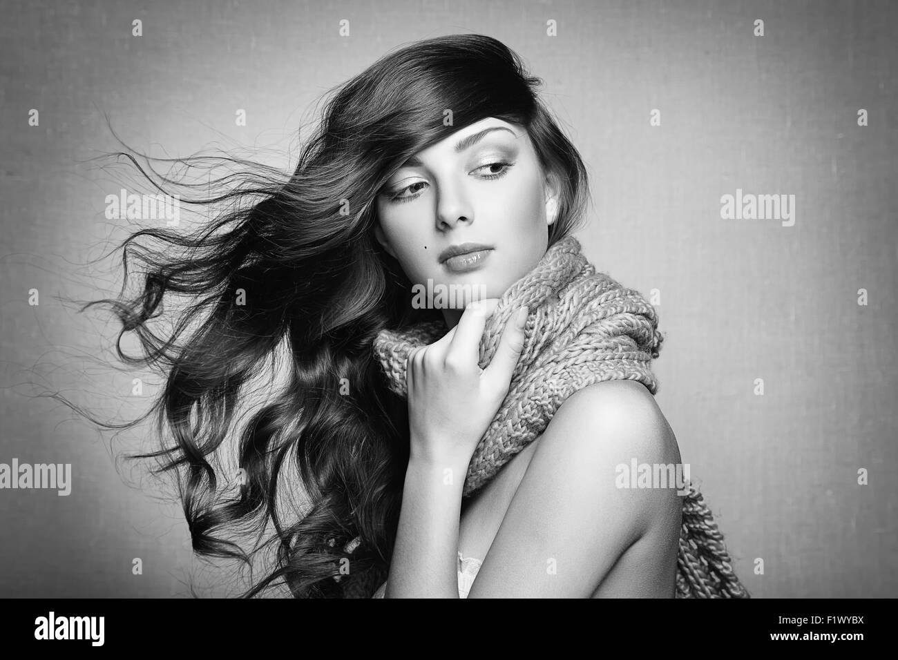 Ritratto di una giovane e bella donna con sciarpa. Fotografia di moda Foto Stock