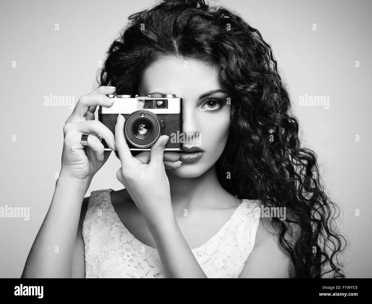 Ritratto di donna bella con la fotocamera. Ragazza fotografo. Fotografia di moda Foto Stock