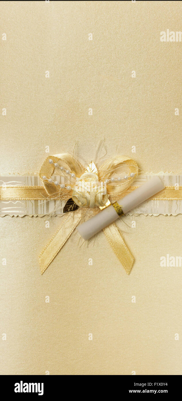 Golden bow con volute. Foto Stock