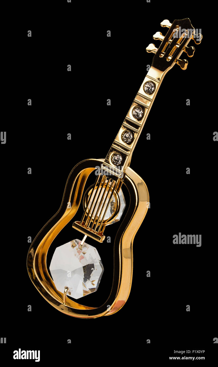 Golden chitarra su sfondo nero. Foto Stock