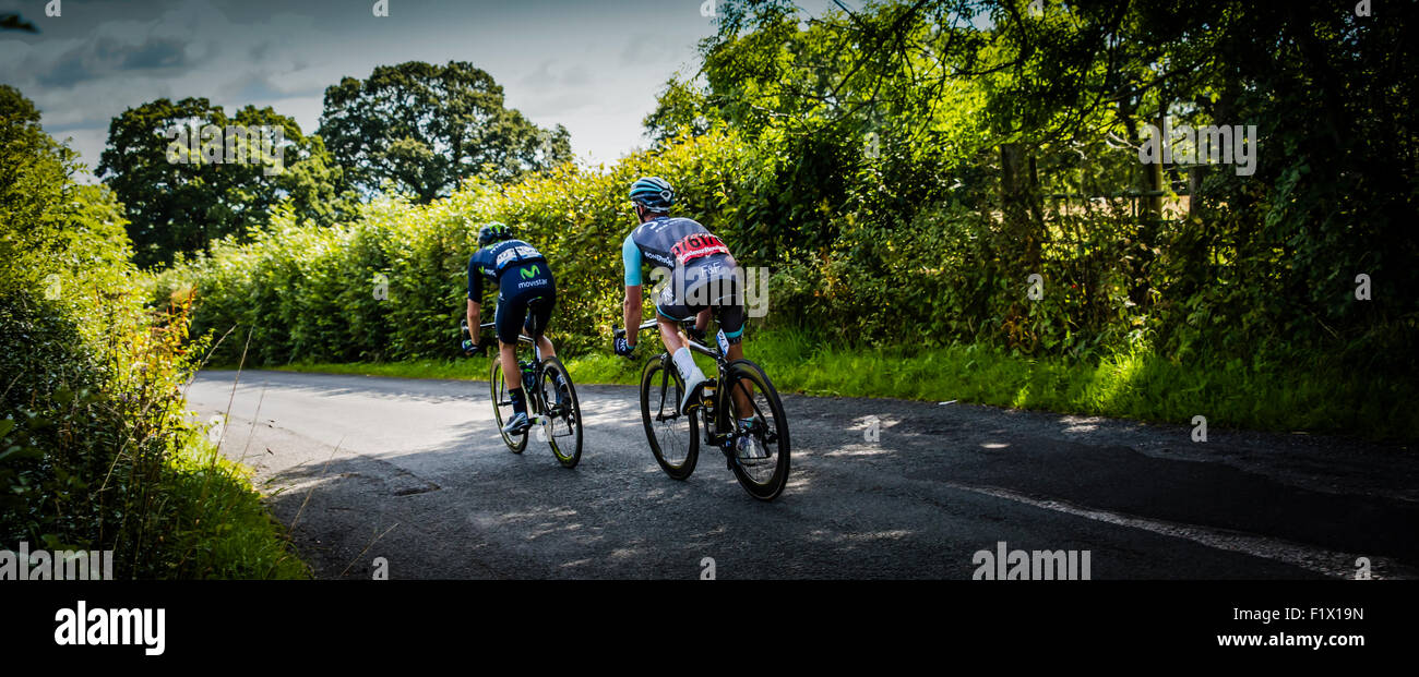 Alex Dowsett, Movistar, e Pete Williams, uno Pro Cycling, portando il campo sulla fase 2 di Aviva tour della Gran Bretagna cycle race Foto Stock
