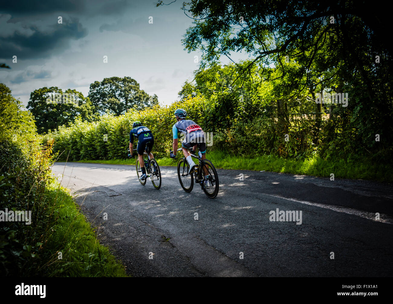 Alex Dowsett, Movistar, e Pete Williams, uno Pro Cycling, portando il campo sulla fase 2 di Aviva tour della Gran Bretagna cycle race Foto Stock