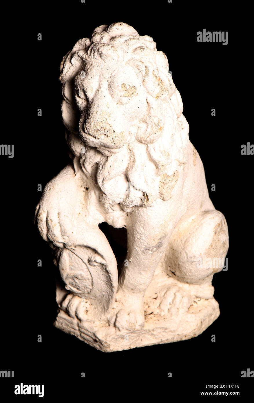 White Lion statua su uno sfondo nero Foto Stock