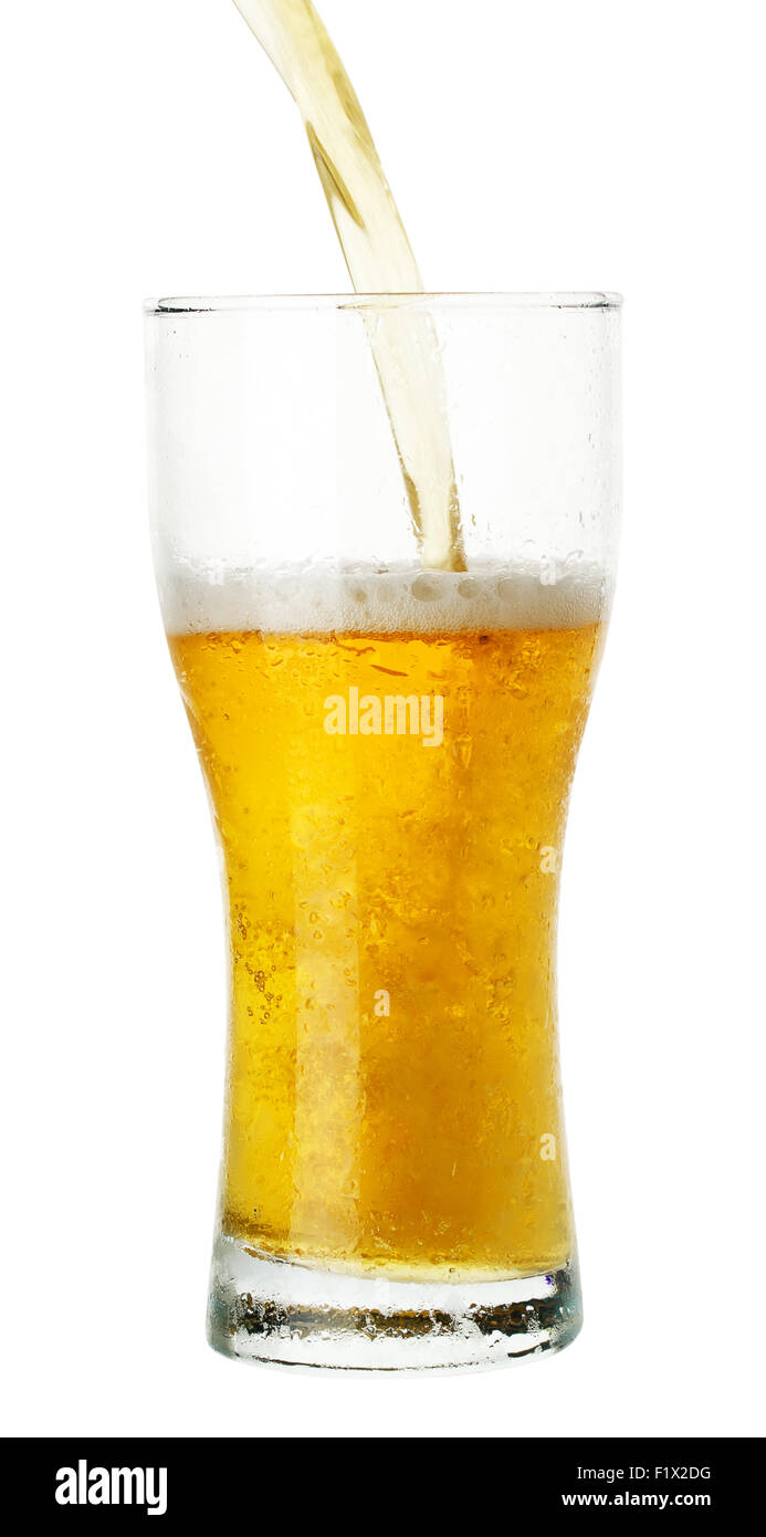 Bicchiere di birra isolato su uno sfondo bianco. Foto Stock