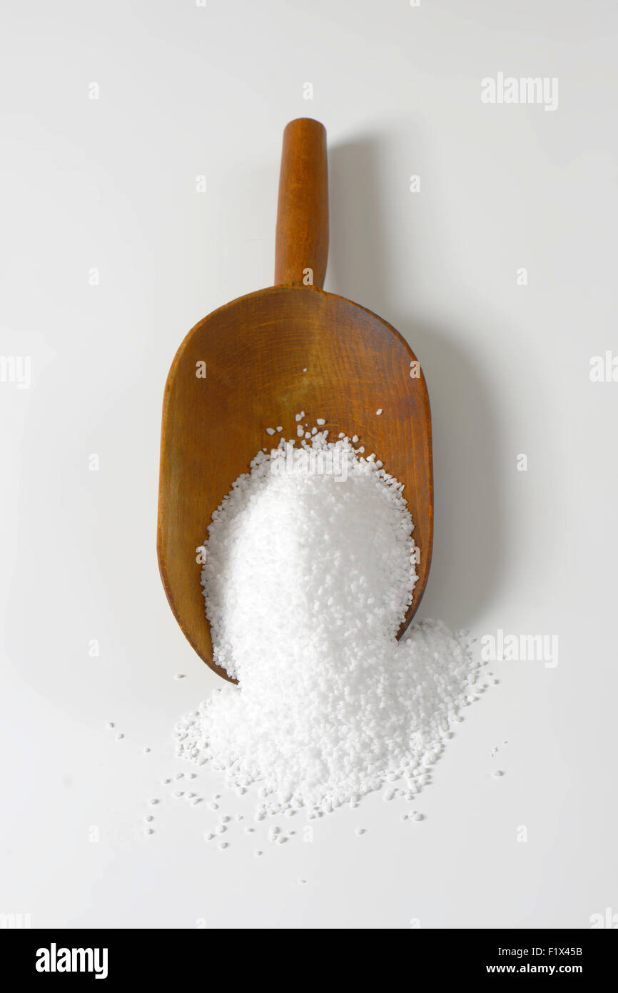 Vista aerea del legno e misurino con puro sale marino Foto Stock