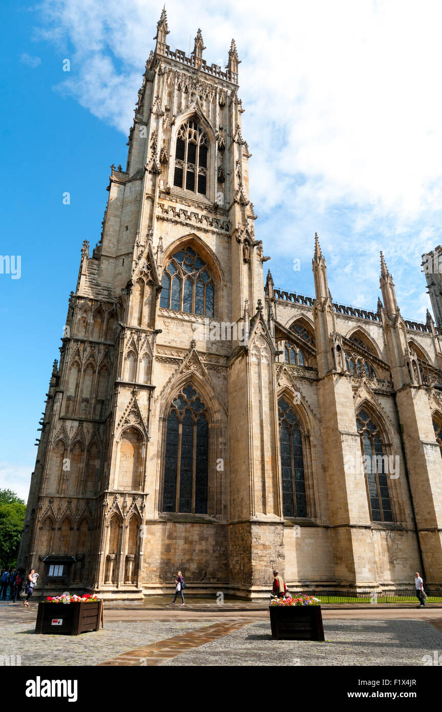 Il sud-ovest la Torre di York Minster dal Minster cantiere, la città di York, nello Yorkshire, Inghilterra, Regno Unito Foto Stock