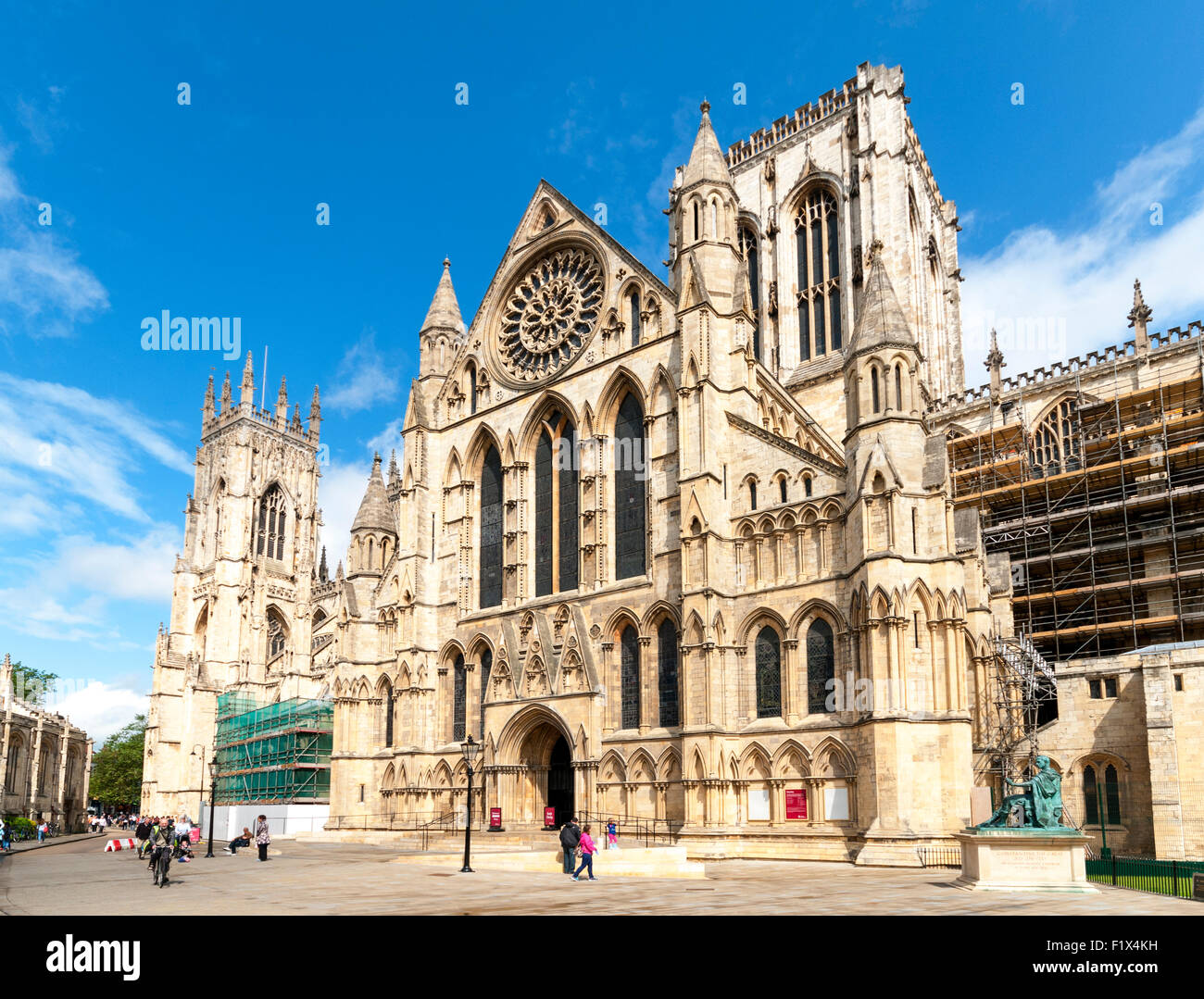 Nel transetto meridionale della Cattedrale di York Minster dal cantiere, la città di York, nello Yorkshire, Inghilterra, Regno Unito Foto Stock