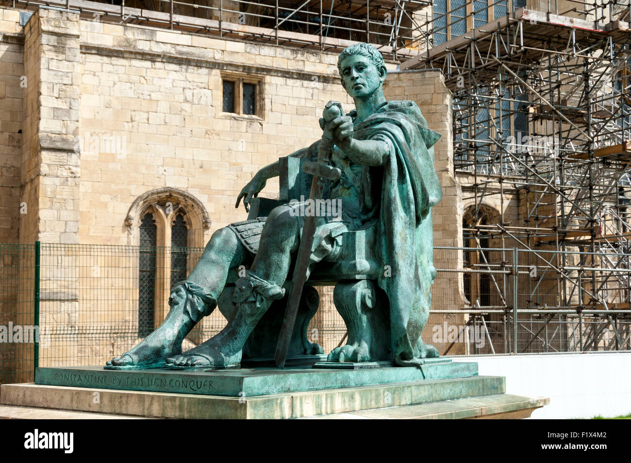 La Statua di Costantino il Grande da Philip Jackson (1998), Minster cantiere, la città di York, nello Yorkshire, Inghilterra, Regno Unito Foto Stock