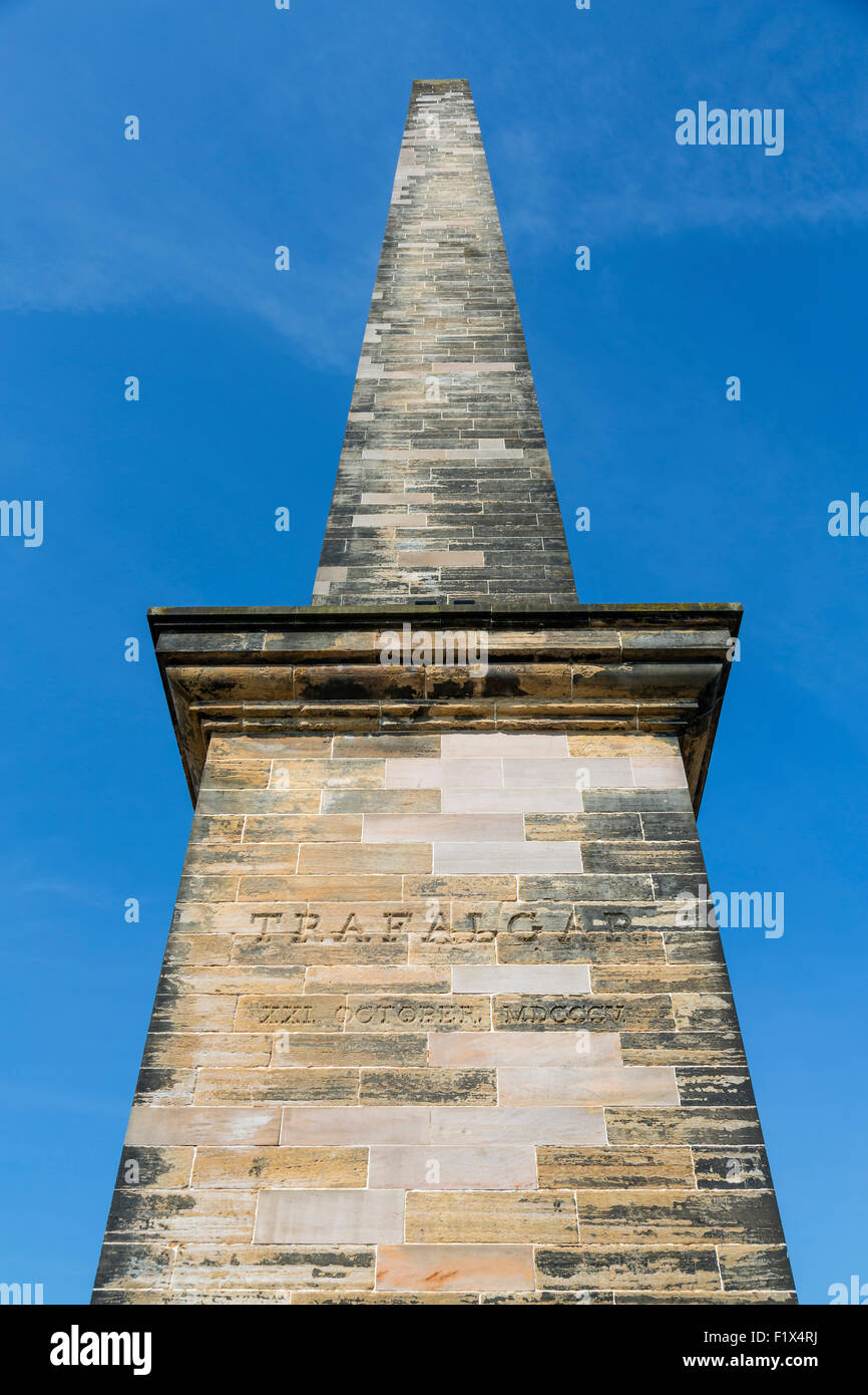 Monumento Nelson nel parco pubblico di Glasgow Green che mostra l'iscrizione per commemorare la Battaglia di Trafalgar, Scozia, Regno Unito Foto Stock