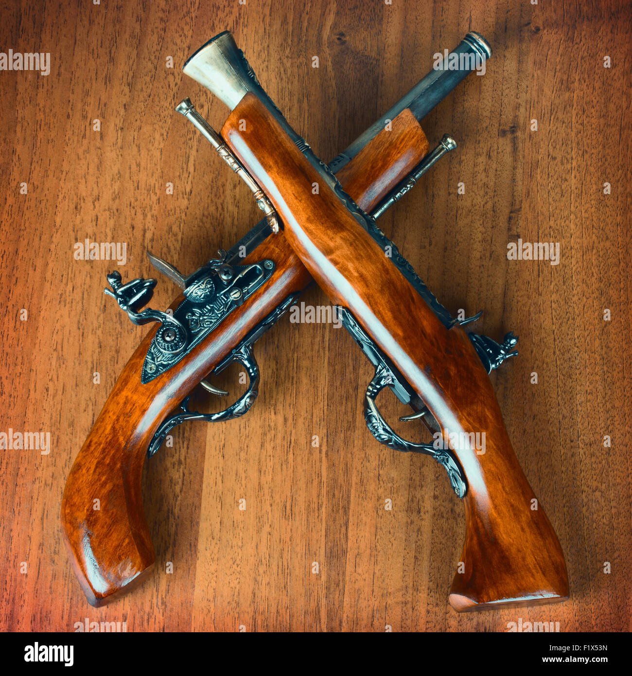 Pistole retrò su uno sfondo di legno. Foto Stock