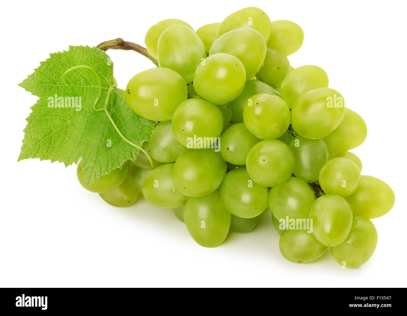 Uva verde isolato su uno sfondo bianco. Foto Stock