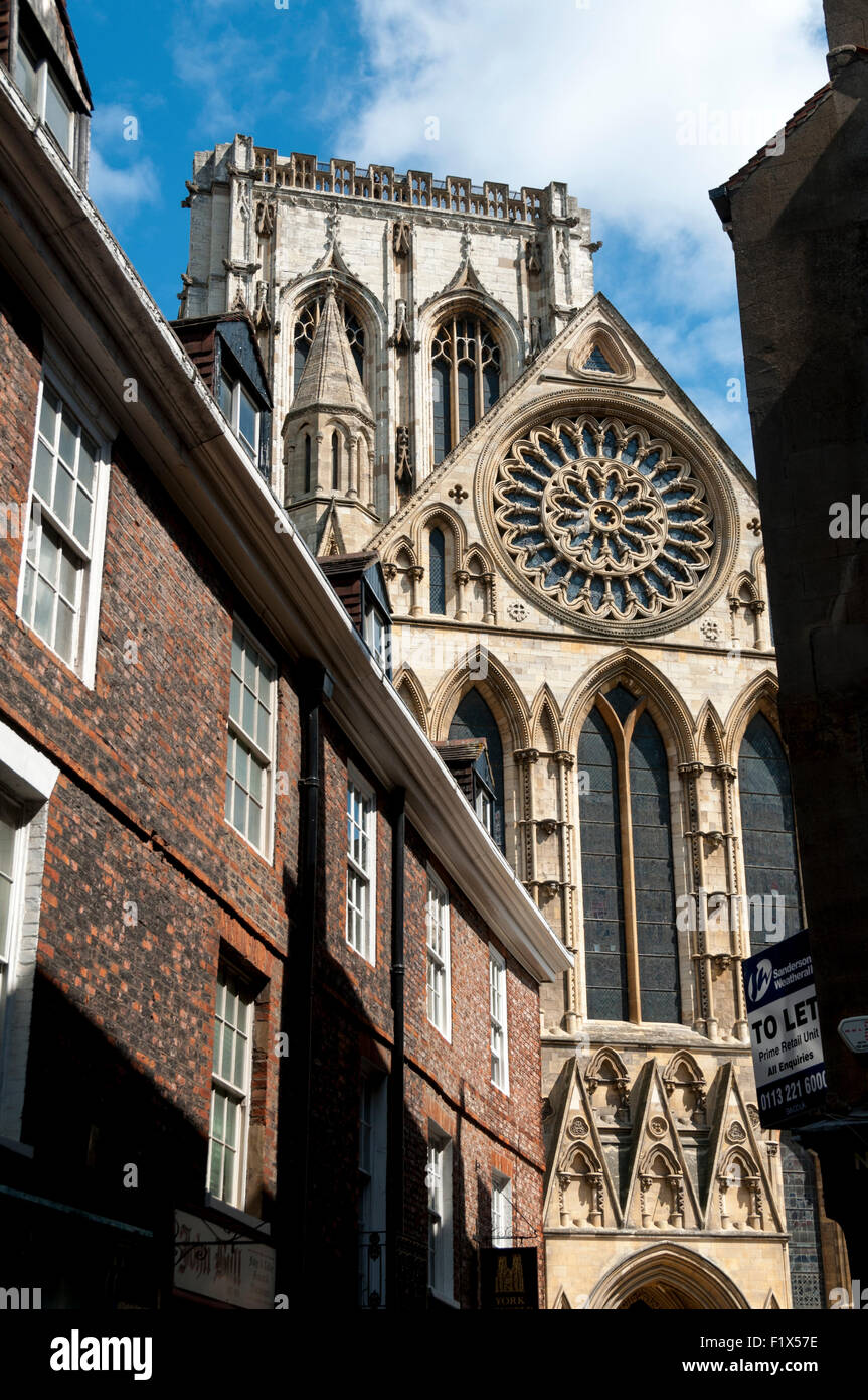 Nel transetto meridionale della Cattedrale di York Minster dal Minster cancelli, città di York, nello Yorkshire, Inghilterra, Regno Unito Foto Stock