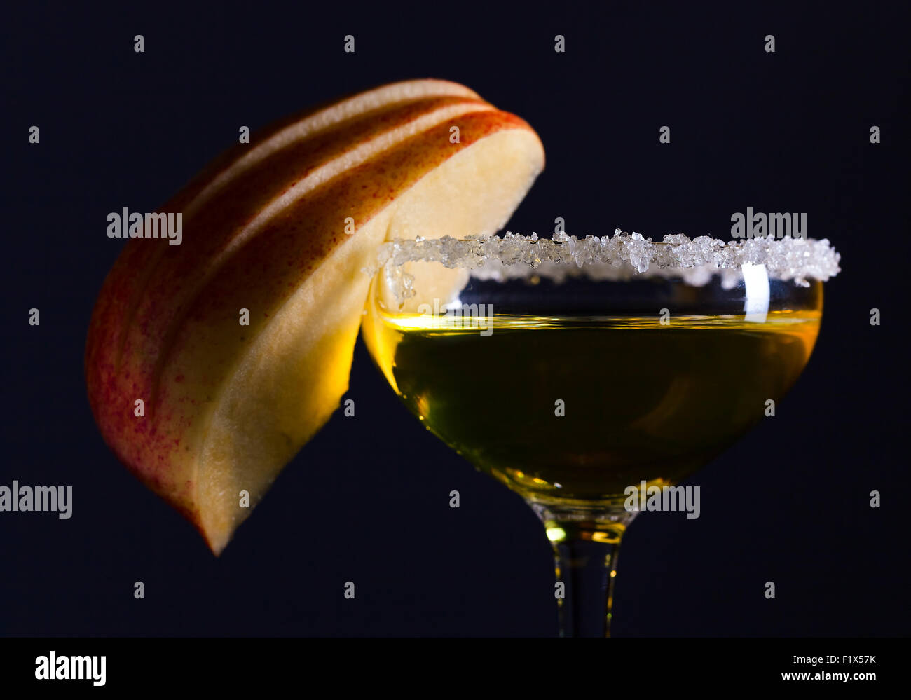 Il liquore di mela su sfondo nero Foto Stock