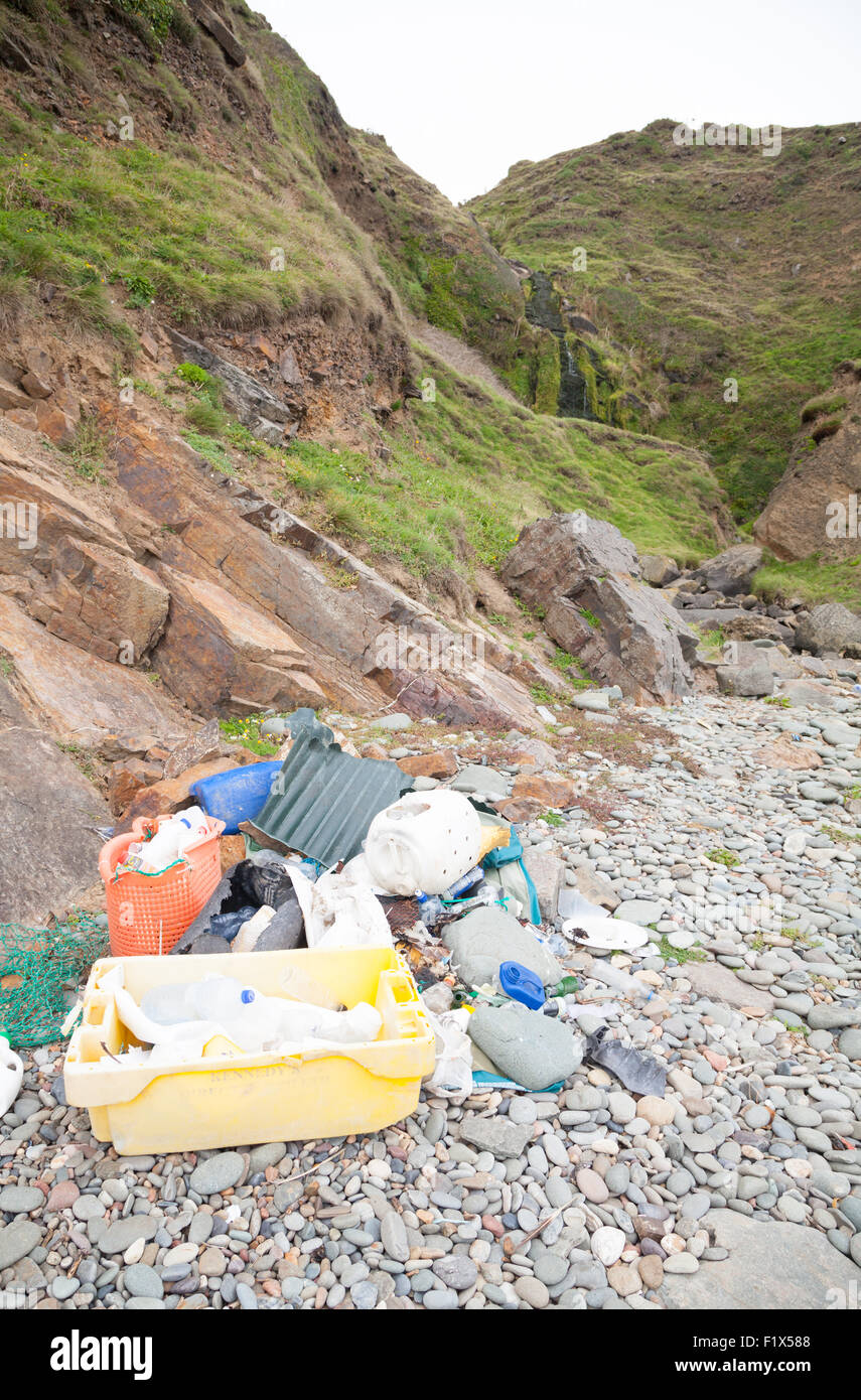 Rifiuti di plastica / i rifiuti che sono stati raccolti / ordinate sulla spiaggia di Porth Ysgo, Llanfaelrhys, Aberdaron, Llyn Peninsula Foto Stock