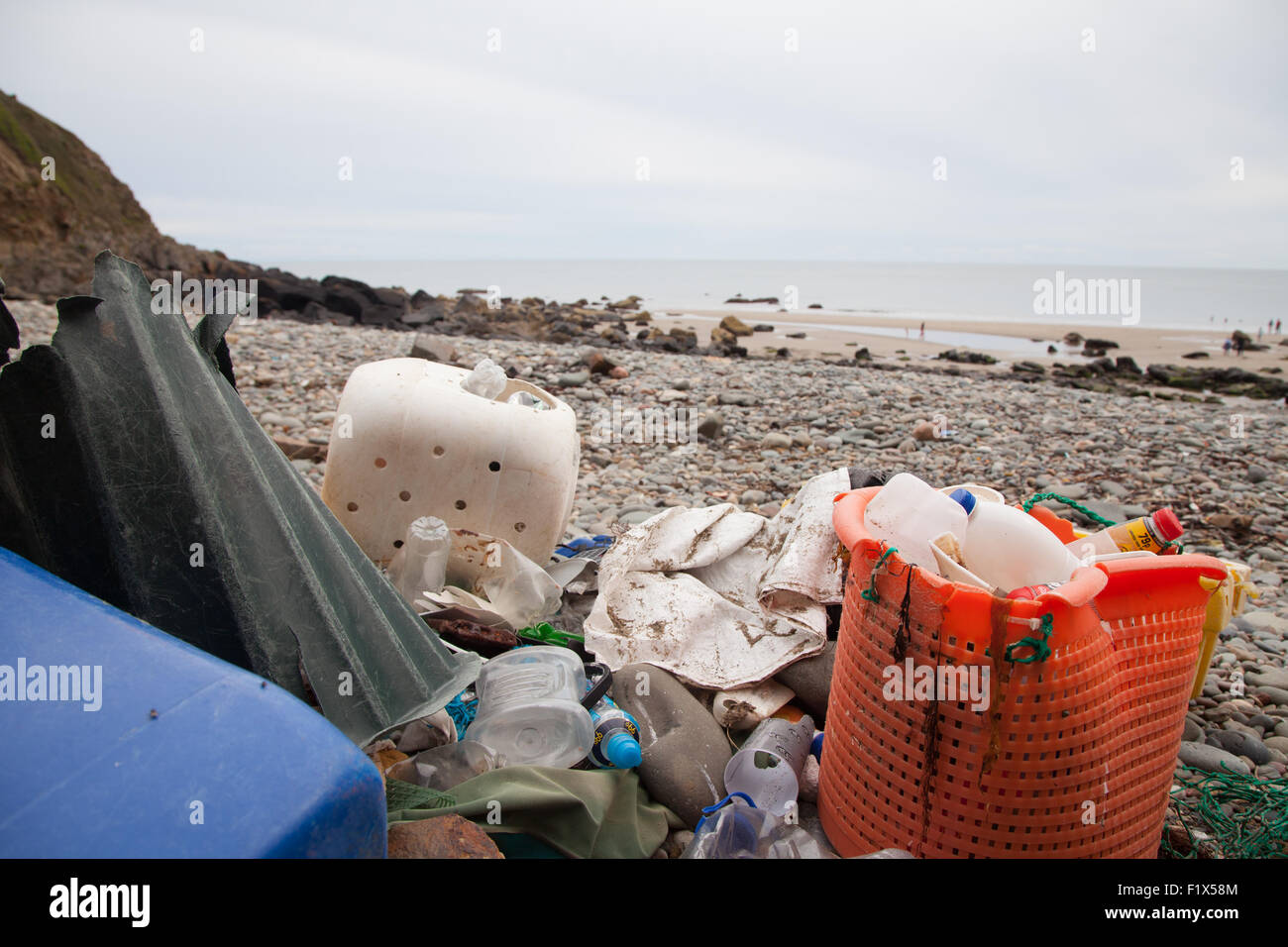 Rifiuti di plastica / i rifiuti che sono stati raccolti / ordinate sulla spiaggia di Porth Ysgo, Llanfaelrhys, Aberdaron, Llyn Peninsula Foto Stock