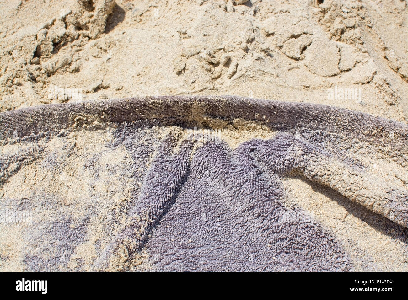 Brown asciugamani in spugna nella spiaggia di fine sabbia sfondo. Foto Stock