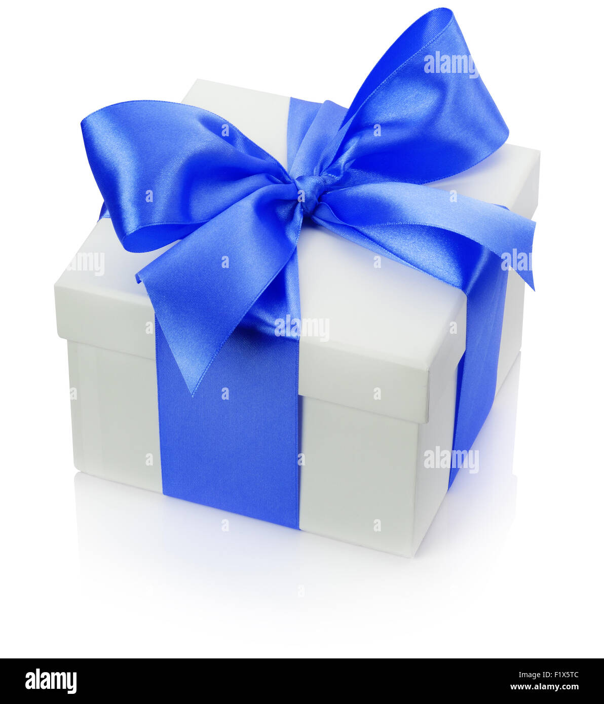 Confezione regalo con fiocco blu isolato su uno sfondo bianco. Foto Stock