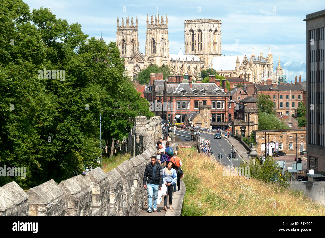 York Minster dalle mura della città, vicino al Ponte di Lendal, città di York, nello Yorkshire, Inghilterra, Regno Unito Foto Stock