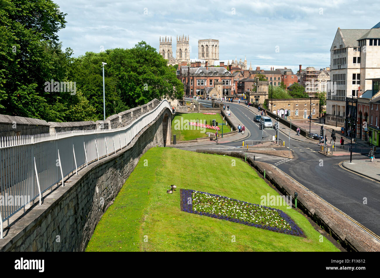 York Minster dalle mura della città, vicino al Ponte di Lendal, città di York, nello Yorkshire, Inghilterra, Regno Unito Foto Stock