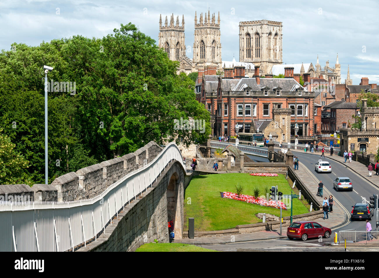 York Minster dalle mura della città, vicino al Ponte di Lendal, città di York, nello Yorkshire, Inghilterra, Regno Unito Foto Stock