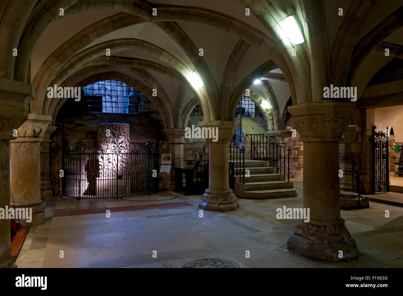 La cripta della cattedrale di York Minster, città di York, nello Yorkshire, Inghilterra, Regno Unito. Foto Stock