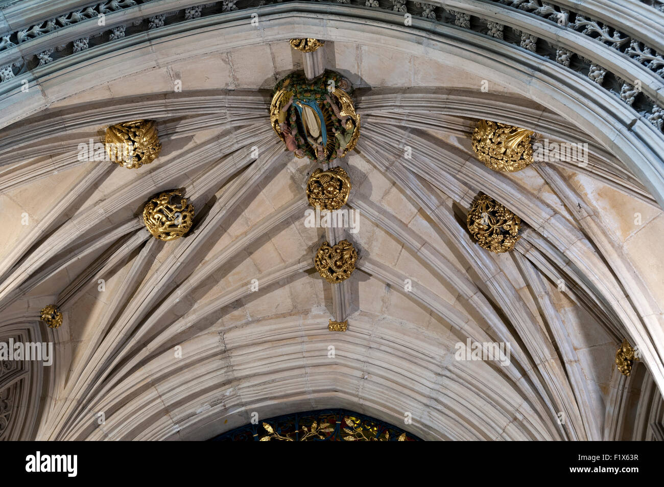 Vaulting e borchie decorative nel tetto del coro schermo, York Minster, città di York, nello Yorkshire, Inghilterra, Regno Unito Foto Stock