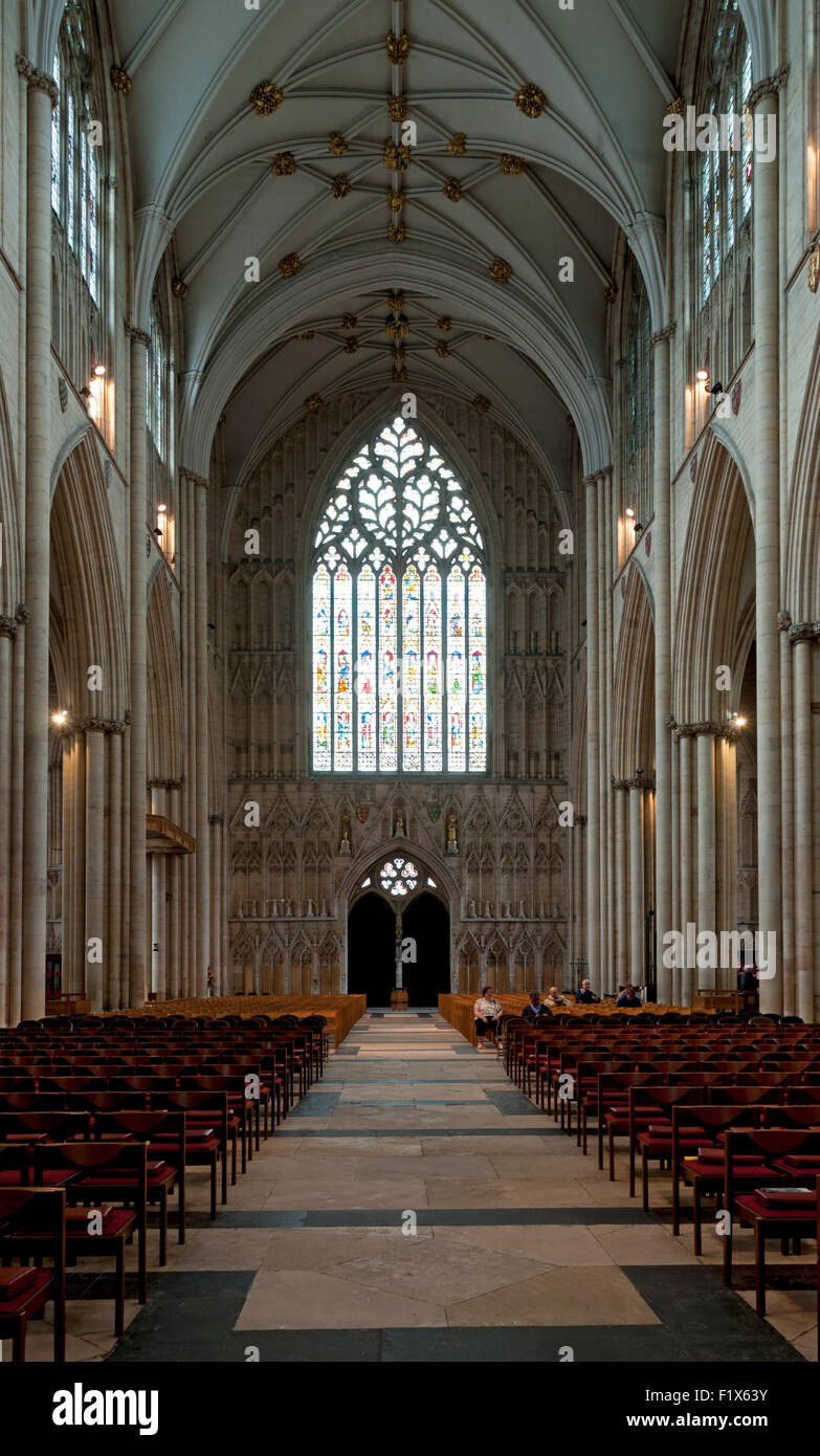 La navata centrale e la grande finestra Occidentale di York Minster, città di York, nello Yorkshire, Inghilterra, Regno Unito Foto Stock