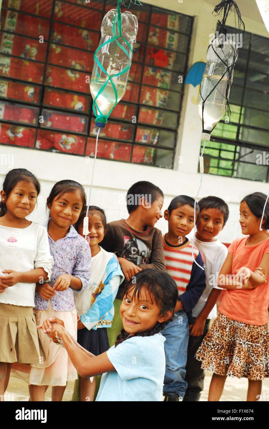 Guatemala, Salama, studentesse lavaggio delle mani (Ingrid Noelia Lucas Picon 7 anni) Foto Stock