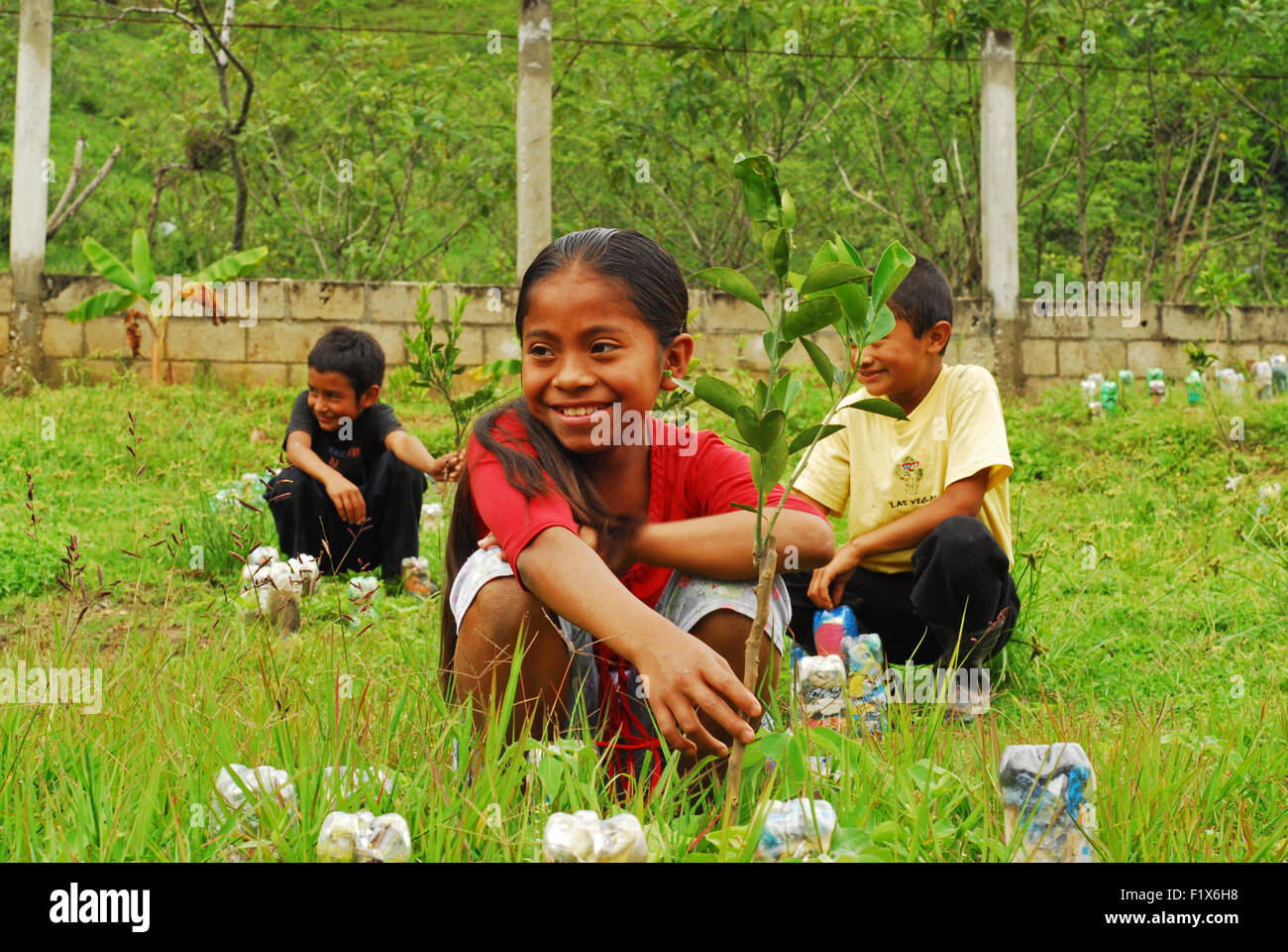 Guatemala, Salama, i bambini a scuola che partecipano a un progetto di rimboschimento (Saida Teresa Lopez Lopez 10 con blusa roja al frente, Santos Rafael Lucas Fernandez 9 con playera amarilla, Marlon Joel Urizar Lucas 10 con sueter azul, Cristobal Ignacio Guzman Andres 9 con playera negra, Enma Maritza Cotzalo Enriquez 10 con playera y flor roja) Foto Stock